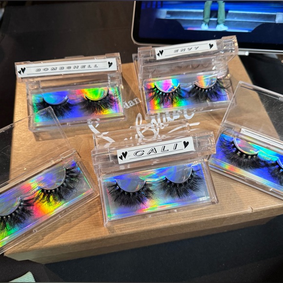 ✨1-10 or 2-18✨25mm 👌🏼Quality Lashes (comes with spool and info on upkeep) - Picture 1 of 15